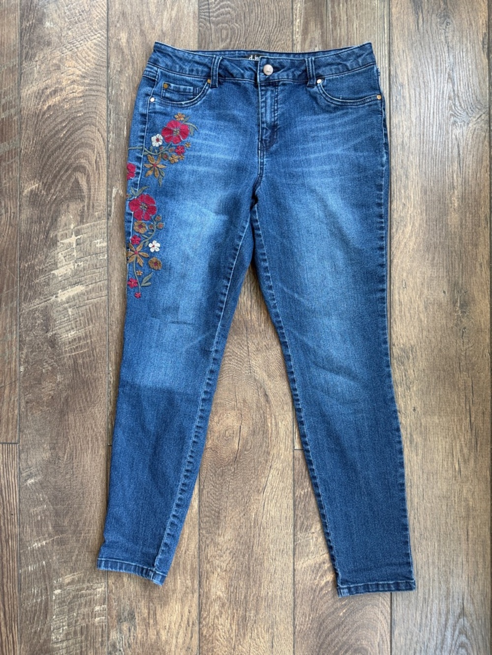 d. jeans Embroidered Cropped Jeans